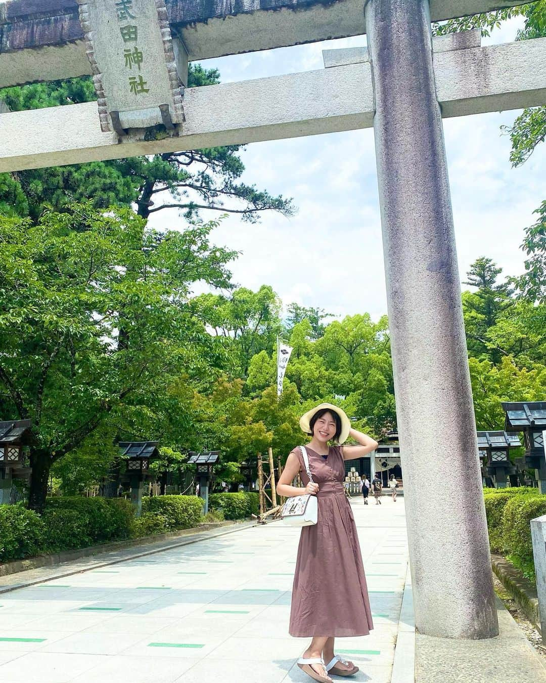 石岡麻奈美のインスタグラム：「甲府の武田神社⛩ 森山さんが鳥居の前で撮ってくれました。  この日はちょうど武田信玄の月命日で、特別な行事も行われていました。  中に入ると涼しい風が吹いて、美しい烏骨鶏も見ることができ、神聖な雰囲気を感じました。  #アナウンサー #フリーアナウンサー #フリーアナウンサー石岡麻奈美 #甲府 #山梨観光 #甲府観光 #武田神社 #信玄餅工場 #announcer #gstv #yamanashi #kofu」