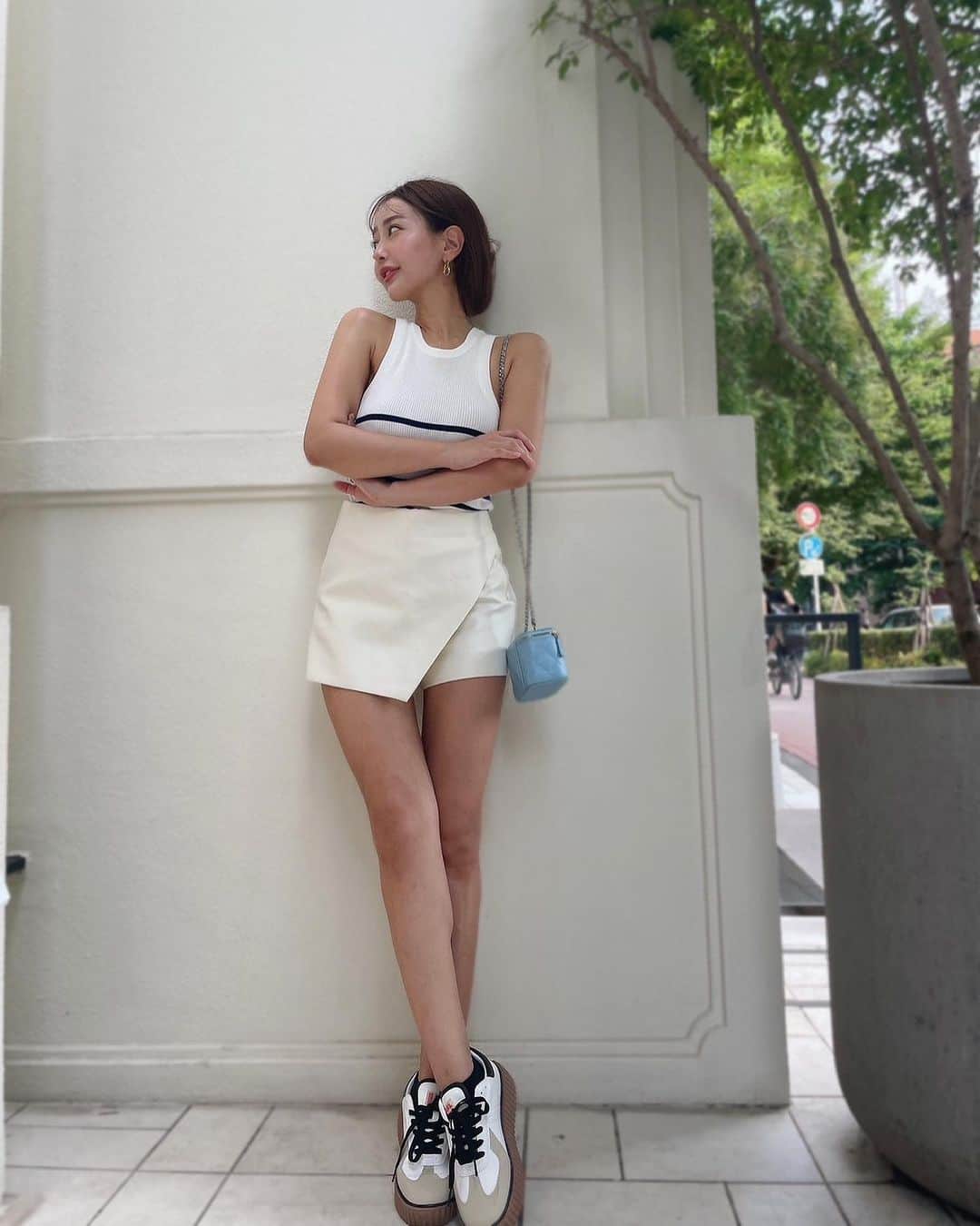 のインスタグラム：「軽くて一日中履いても疲れにくいスニーカー👟🤍​ ソールの高さは3.5cmで身長も盛れるよ♡​ ​ @classicalelf_official  ​ #classicalelf #クラシカルエルフ #エルフコーデ #タイアップ #JAVA #ジャバ​」