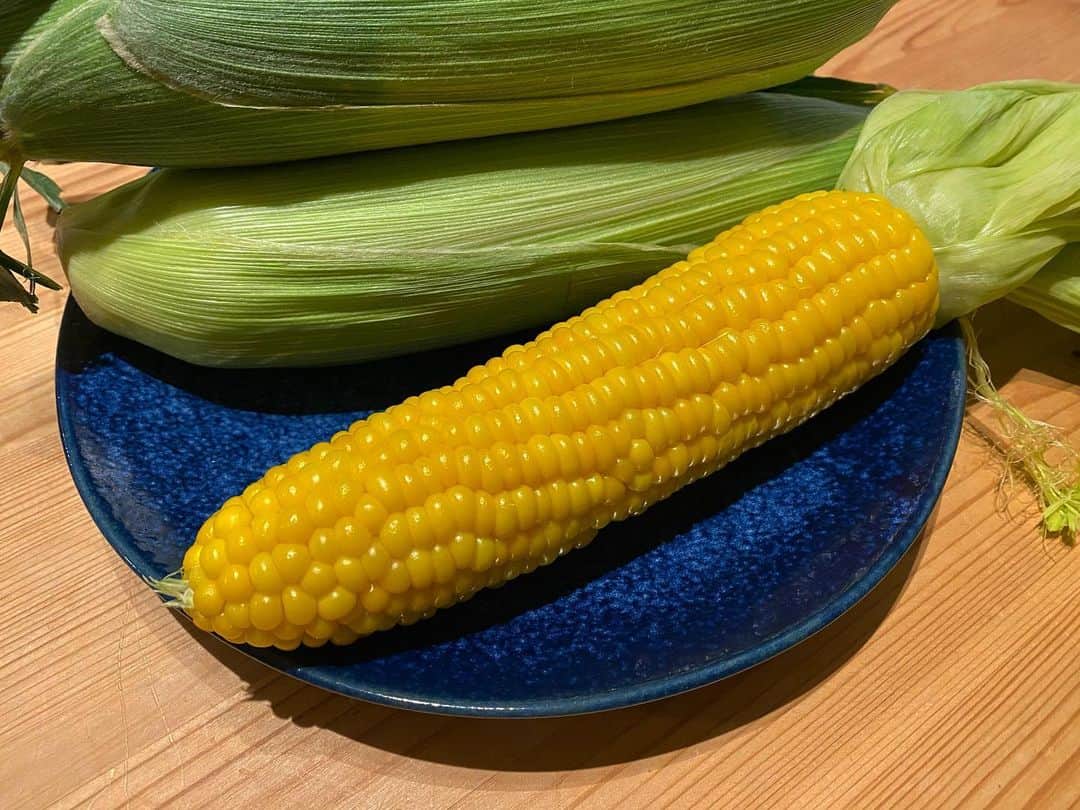 佐藤乃莉のインスタグラム：「ママから段ボールいっぱいの とうもろこし🌽が！  開けた瞬間に香る フレッシュさ  夏の匂い。  噛めばじゅわじゅわの 甘いスープ  実は足の早いとうもろこしさん 今日はアレンジをきかせて  バター醤油にほんの少し トリュフ塩をかけてたべました。  美味しいに決まってる😋  #thankyou#lovemama#とうもろこし#感謝#大好き#夏」