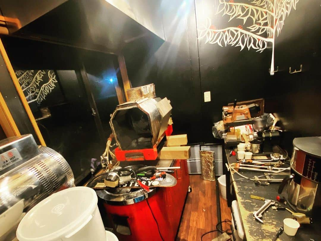 houeicoffeeのインスタグラム：「Midnight maintenance!  #コーヒー成田 #成田山 #コーヒー巡り #コーヒー好きと繋がりたい #コーヒー大好き #コーヒー部 #コーヒー豆専門店 #narita #コーヒーん時間 #コーヒー専門店 #コーヒーライフ #成田カフェ #成田山新勝寺 #成田空港  http://houeicoffee.com/monzen/」