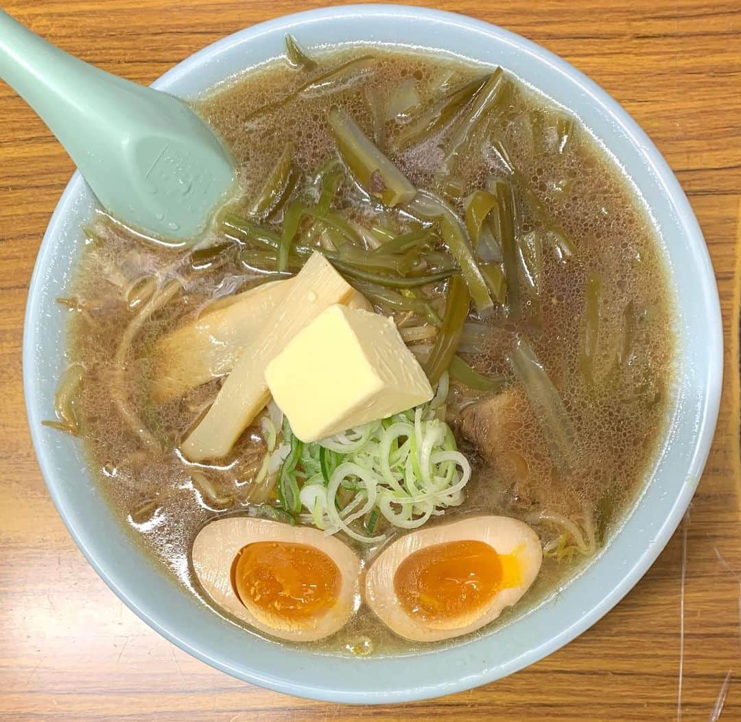 のインスタグラム：「札幌初日ランチ😊🍜  #正油ラーメン #味付卵 #福来軒長年の友 #生茎わかめ #バター #福来軒 #福来軒すすきの店  #札幌 #北海道」