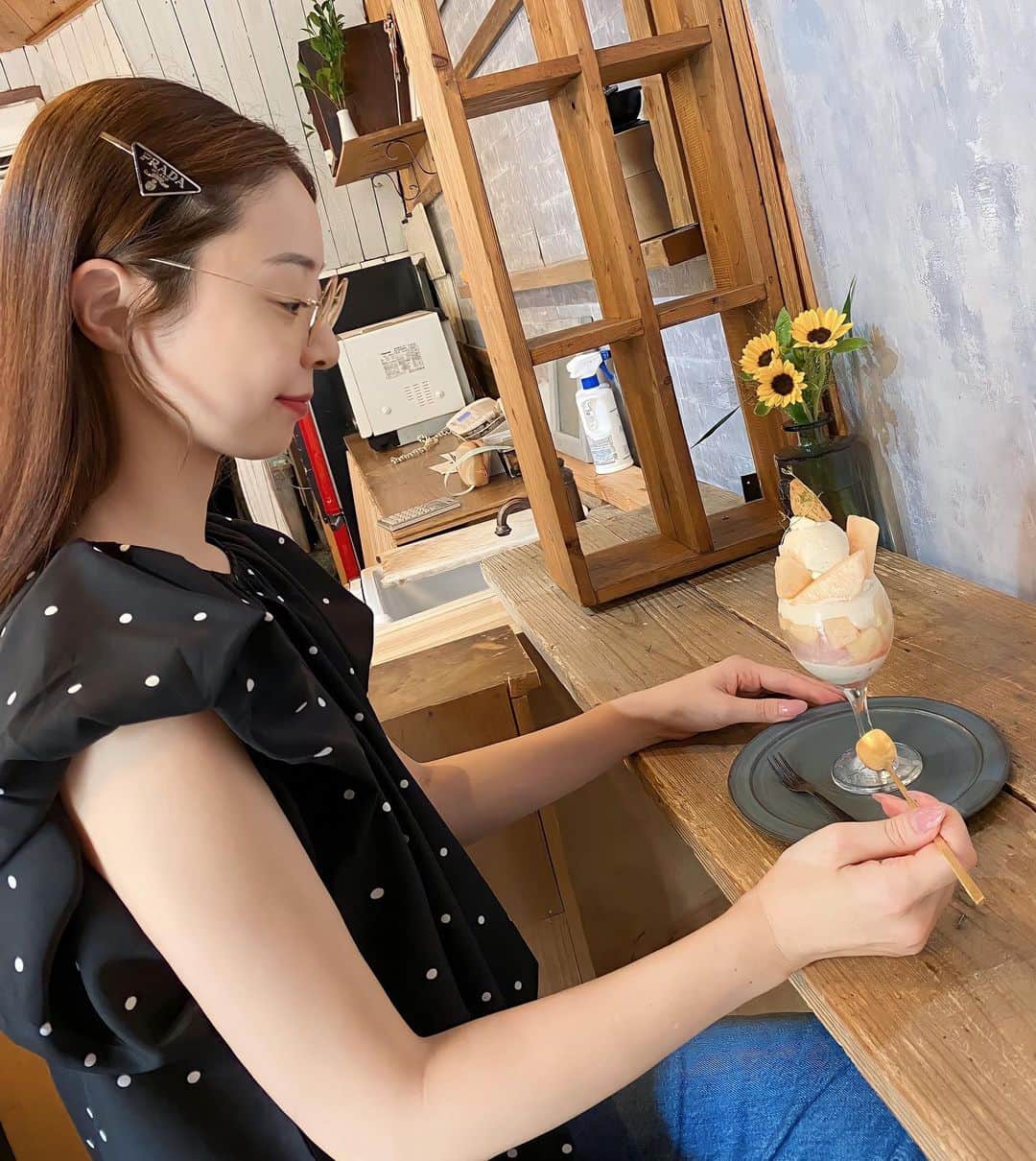 白田久子のインスタグラム：「夏バテ防止対策🍑 お化粧するのも億劫になるくらい暑いよぉ… 糖分摂って午後の送迎も頑張ろう🚗³₃ #高知カフェ #高知子育て #年子ママ」