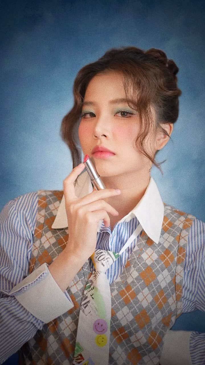 フォン＝サナンタチャット タナパットピサーンのインスタグラム：「Yearbook of 2023 🍭💖🍿 #yearbooktrend  . Makeup @folkeflake」