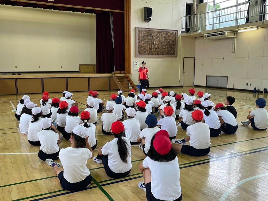 渥美万奈さんのインスタグラム写真 - (渥美万奈Instagram)「東京都主催 #笑顔と学びの体験活動プロジェクト  ⭐︎さまざまな体験活動を通じて 子供たちが豊かな心を育むとともに 自らの感覚や行為を通じて 実感することで理解を深め 新たな気づきを得られるようにする  先日 葛飾区立鎌倉小学校へ訪問してきました。 5.6年生を対象に ソフトボールに触れ合っていく 体力テストにあるボール投げの 記録向上目指し実施しました。  とても元気のある生徒でした。 そして並ぶ時は10秒以内に やってくれる高学年ならではでした。  ボール投げ、バッティングを全力で 取り組んでくれる姿勢は素晴らしかったです。  そして渥美と一緒にキャッチボールを するという体験に今までグラブなんて 触ったことのない生徒も積極的に手を挙げてくれました。  そんな素晴らしい好奇心に 渥美もとても勉強になります。  いろんなスポーツに挑戦し たくさんの発見をして欲しいですね。  #笑顔と学びの体験活動プロジェクト  #東京都  @mine.yukiyo  @am.manager222   #あつみね活動 #あつみね #ソフトボール #女子ソフトボール #男子ソフトボール #オリンピア #セカンドキャリア #ソフトボール普及活動 #ツクツク #あつみねふぁ〜む #あつみんち #あつみねわくわくプロジェクト #みんなで街づくり #ポイントで繋がろう #ソフトボールを盛り上げよう」7月14日 13時27分 - atsumi_mana22