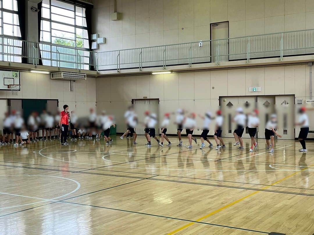 渥美万奈さんのインスタグラム写真 - (渥美万奈Instagram)「東京都主催 #笑顔と学びの体験活動プロジェクト  ⭐︎さまざまな体験活動を通じて 子供たちが豊かな心を育むとともに 自らの感覚や行為を通じて 実感することで理解を深め 新たな気づきを得られるようにする  先日 葛飾区立鎌倉小学校へ訪問してきました。 5.6年生を対象に ソフトボールに触れ合っていく 体力テストにあるボール投げの 記録向上目指し実施しました。  とても元気のある生徒でした。 そして並ぶ時は10秒以内に やってくれる高学年ならではでした。  ボール投げ、バッティングを全力で 取り組んでくれる姿勢は素晴らしかったです。  そして渥美と一緒にキャッチボールを するという体験に今までグラブなんて 触ったことのない生徒も積極的に手を挙げてくれました。  そんな素晴らしい好奇心に 渥美もとても勉強になります。  いろんなスポーツに挑戦し たくさんの発見をして欲しいですね。  #笑顔と学びの体験活動プロジェクト  #東京都  @mine.yukiyo  @am.manager222   #あつみね活動 #あつみね #ソフトボール #女子ソフトボール #男子ソフトボール #オリンピア #セカンドキャリア #ソフトボール普及活動 #ツクツク #あつみねふぁ〜む #あつみんち #あつみねわくわくプロジェクト #みんなで街づくり #ポイントで繋がろう #ソフトボールを盛り上げよう」7月14日 13時27分 - atsumi_mana22