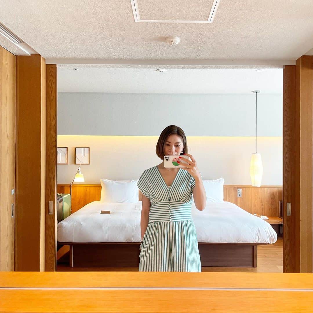 大日方久美子さんのインスタグラム写真 - (大日方久美子Instagram)「・ 沖縄にいながら青山を感じるホテル @southwestgrandhotel へ。  大好きな青グラ @aoyamagrand を彷彿させるしつらえで、とても都会的なホテルが那覇市内にオープンしました。  部屋の雰囲気も種類が豊富な冷蔵庫内のドリンクがオールインクルーシブなのも青グラと同じ✨  最高！  ルーフトップにはキンキンに熱くできるサウナもあって、海から戻ってサウナ3セット！という最高な流れを楽しめました。  朝食も種類が豊富で3泊しても飽きなかったな✨  若いスタッフの方が多いのにホスピタリティが高くとても気持ちよく滞在することができました。  笑顔で頑張る若者は見ていて嬉しいですね。頑張ってね！って心でつぶやいていました。  更に大好きな那覇のレストラン @bacardor まで徒歩５分なのも 最高の立地で常宿決定です。  ・ ・ #自分メモ #southwestgrandhotel」7月14日 13時38分 - kumi511976