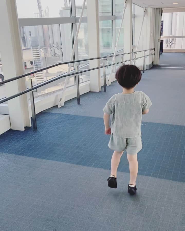 渡辺有子のインスタグラム：「子連れ出張の旅。久しぶりの✈️にウキウキ✨の息子☺️ 子連れ出張はやりたいことを欲張らず、のんびりと。」
