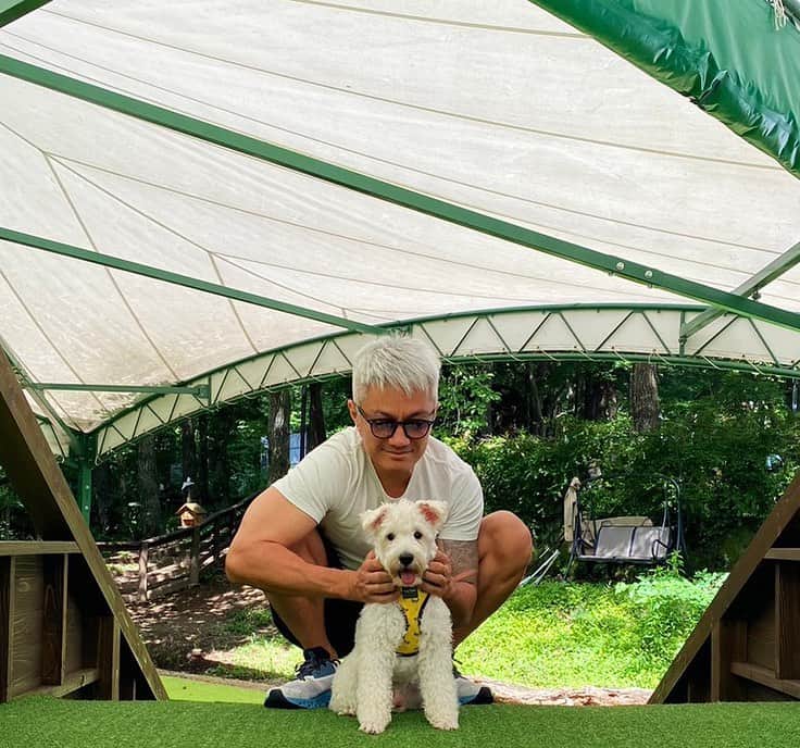押尾学のインスタグラム：「🩵🐶🩵  #doglover #mansbestfriend #haveaniceday」