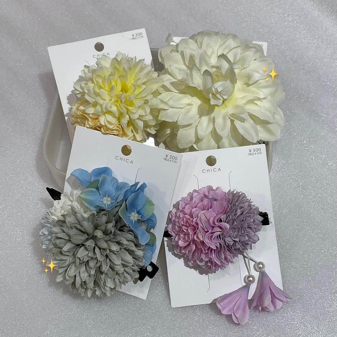 3COINS lN LUMINEのインスタグラム：「こんにちは 3COINSルミネ荻窪店です（＾_＾）！  今回は、新商品の浴衣にぴったりなヘアコサージュをご紹介致します🌻  ・光る！和装花コサージュ 各300円(税込　330円)  ・和装花コサージュ 各300円(税込　330円)  この他にも多数コサージュの種類ございますので、ぜひお近くの店舗にお立ち寄りください✨  ⚠️店舗により在庫状況が異なります  #3coins #スリーコインズ #スリコ #スリコ新商品 #夏祭り」