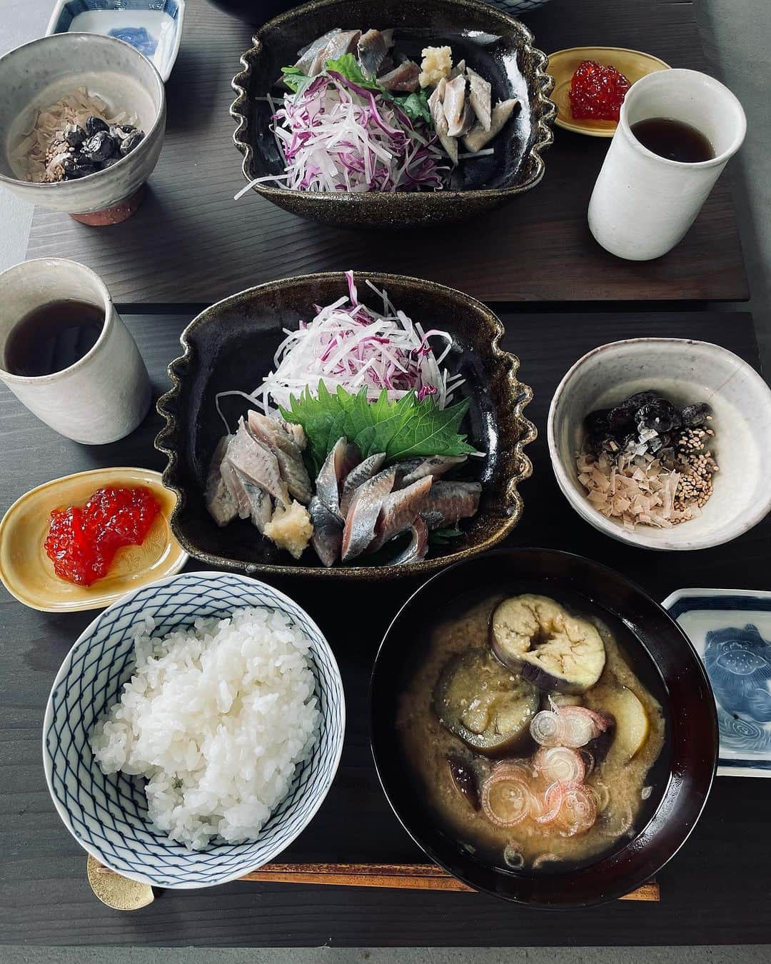 真藤舞衣子のインスタグラム：「なんて今日は楽な撮影なんだ！笑  終わって奈緒さんとお昼ごはん。 酢〆と軽く塩した鰯２種は脂がのっていて美味しい。塩すじこに、　@nidaimefukujiro の黒豆納豆は昆布塩と小泉武夫先生のおかかにいりごまで、茄子と椎茸とみょうがのおみおつけ、ああ、ごはんどろぼうで2膳食べてしまった。お昼だからまいっか。。  このままずっとおしゃべりしていたかったな〜。  #梅干し　#撮影 #発酵美人になりませう #黒豆納豆　#おみおつけ #酢〆いわし」