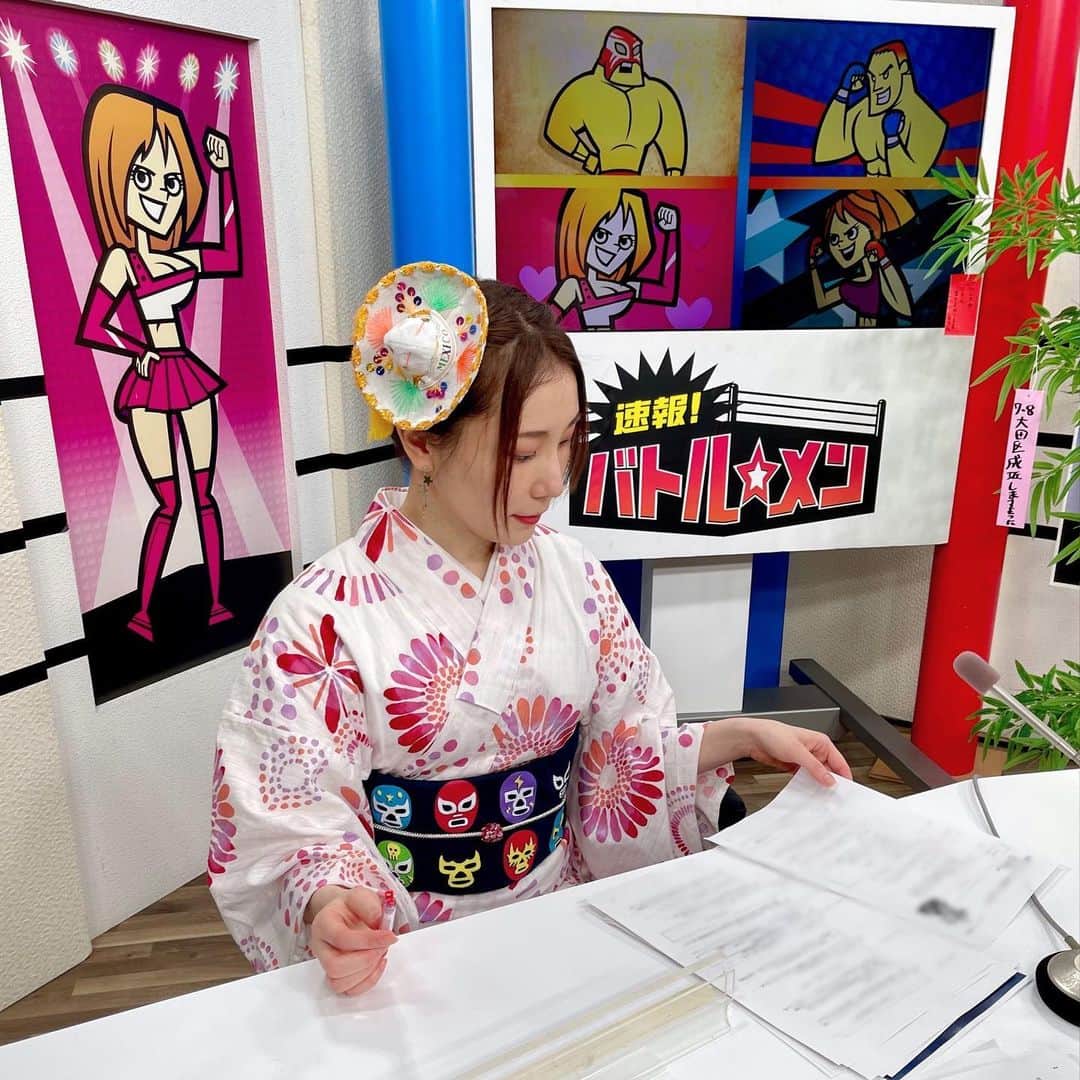 元井美貴のインスタグラム：「7.7七夕の時のバトルメン🎋 浴衣をMéxico風にしてみました👘🇯🇵🇲🇽  髪飾りはミニsombrero プロレスTを帯に挟むの気に入ってます  今夜も22:00〜 #samuraitv #samurainews  よろしくお願いいたします」