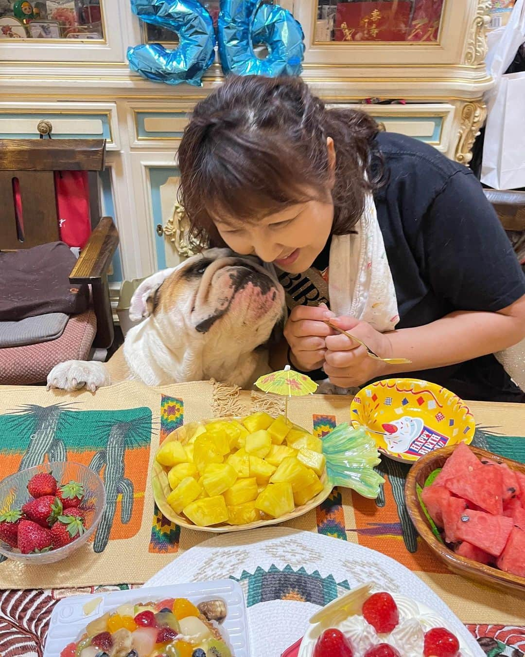 北斗晶さんのインスタグラム写真 - (北斗晶Instagram)「ちゃっかりでんでん🐶  チューのプレゼントを有難う💋  ごますってフルーツをもらいたいだけだろうけど😅  #愛犬  #可愛い仕草  #でんでん  #誕生日  #ずっと側にいてね  @corazon_hokuto  @tuna_jpn」7月14日 13時49分 - hokutoakira_official