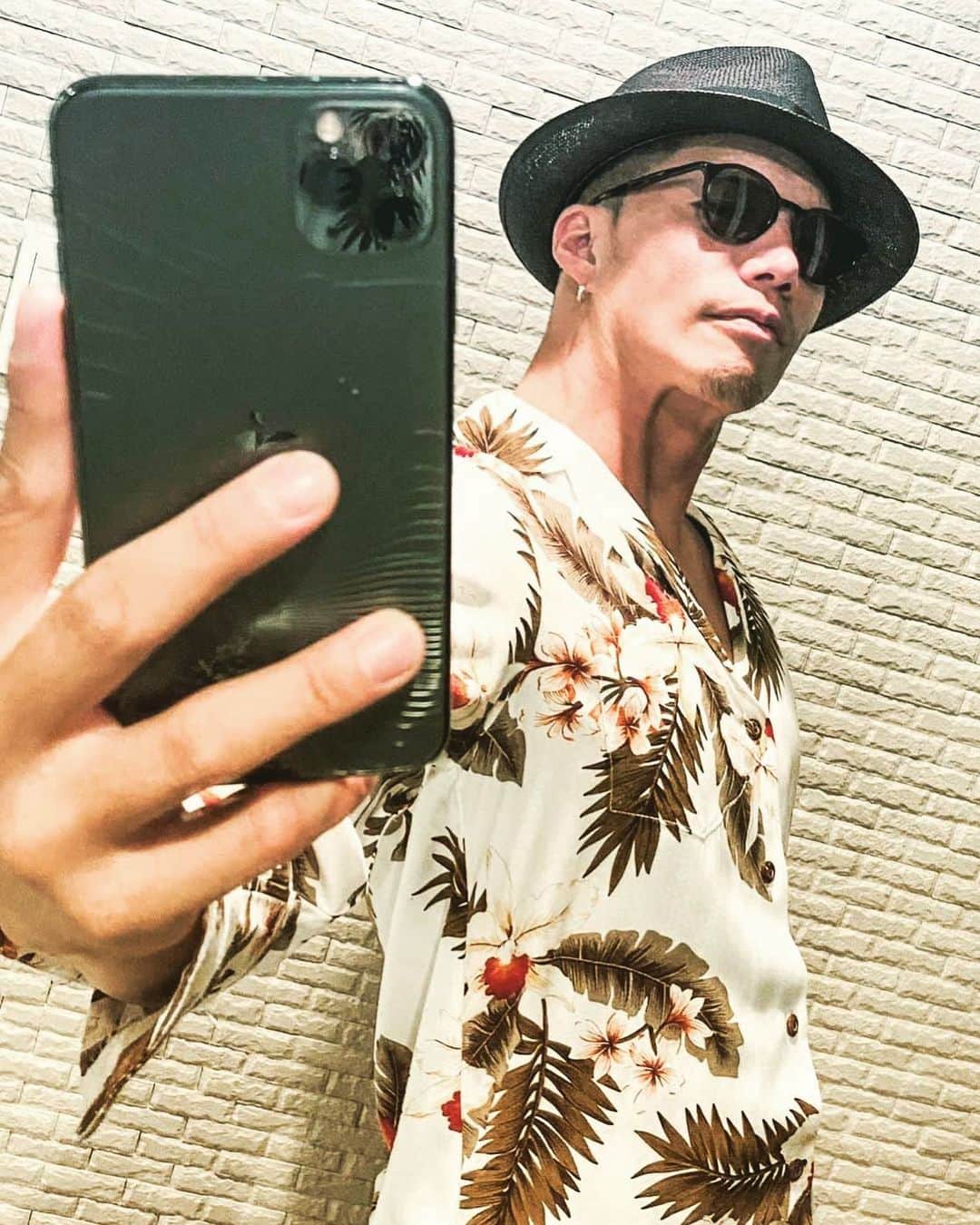 市原隼人のインスタグラム：「朝のトレーニング中に…iPhoneにダンベルが…。猛省。。。  悪い事があれば、いい事が訪れると… 逆に、いい事があれば、善を積まないとバチが当たるんじゃないかと思ってる。 …だから…今日はいい事があるはず…だと思っていいのかな…。 #training  #夏 #猛暑 #ご自愛下さい #selfie」