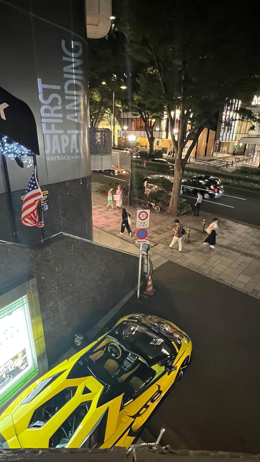 諸星伸一のインスタグラム：「⭐️WAY BACK⭐️  四方堂会 in WAY BACK burgers 表参道店  #l四方堂亘 #四方堂会 #waybuck #waybuckburgers #ビーガン #vegan #表参道 #lamborghini #ランボルギーニ #morohoshi #諸星伸一 #fightingstar #ファイティングスター #fsbk #世界最強モロックマ #世界最強諸星一家 #諸星一家 #powercraft  #lexani #lexanijapan #rockford #tokyo #japan」