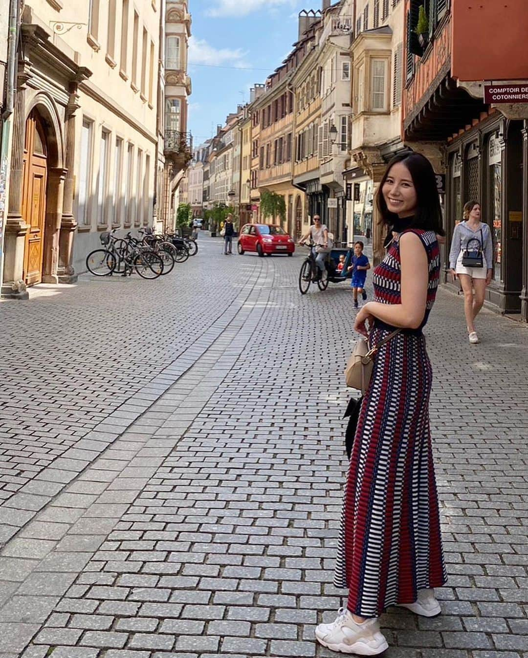 森川夕貴さんのインスタグラム写真 - (森川夕貴Instagram)「* *  Vacation in France   ストラスブルグ  ドイツの影響を受けた かわいらしい街。   パリから特急列車で２hぐらい なのだが、 パリ市内の暴動で 電車が止まって、 たどり着けないかと思ったわい！   ホテルは節約。 日本で血眼になって探した 一人5千円のホテルに宿泊。  ヨーロッパでこの物価高＆円安のなか5000円はケチってしまったかなと思ったが、 とってもきれいなホテル！ トイレもバスも完璧！ やるじゃん！私！ だったのだが… 夜９時ぐらいから明け方まで いけいけおにーちゃんたちが 爆音でヒップホップを流しながら騒いでいて眠れず。  これもまたいい思い出。  人もあたたかくて、 みんな陽気で、 演奏がいろんなところから 聞こえてきて、 街も童話の世界のようで、 素敵な街でした😊    #ストラスブルグ #フランス　#アルザス地方　#strasbourg #france」7月14日 13時56分 - yuuki.morikawa_ex