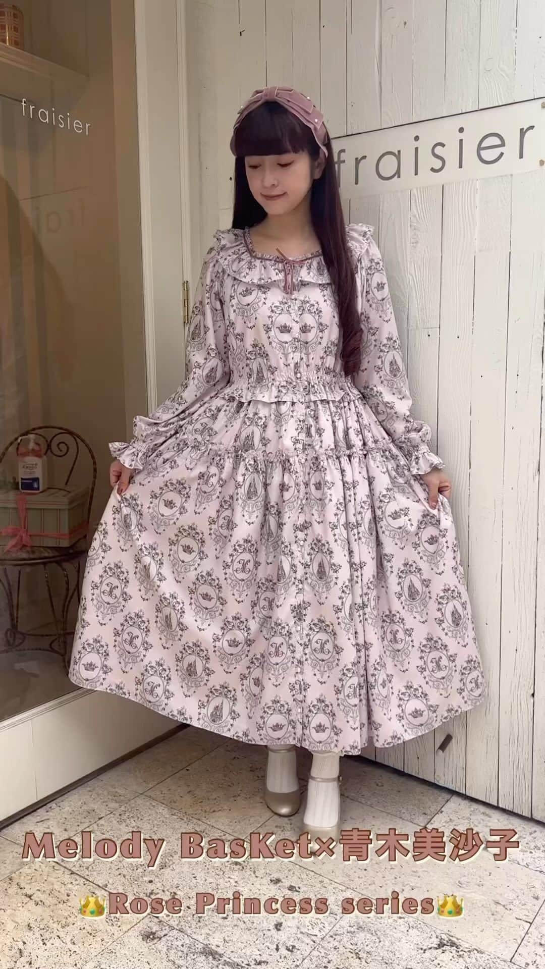 のインスタグラム：「👑Rose Princess series👑  青木美沙子×Melody BasKet 👑Rose Princess series👑  ご好評を頂いたいばら姫モチーフのオリジナルプリントが、新色・新サイズを加え再受注決定‼️ 大好評受注受付中🎀  受注受付期間：7/7(金)12:00～7/30(日)23:59 お届け予定：11/上旬～中旬  新色グレーやサイズM、L、トールMなど着比べてみたので参考にしてみて下さい🎀  よろしくお願い申し上げます🤲」
