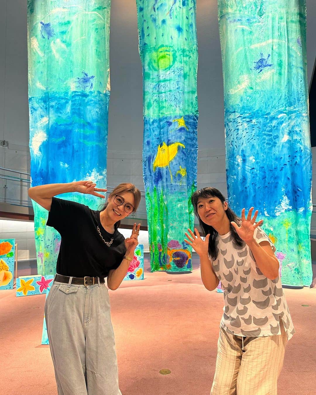 のインスタグラム：「スパイラルで開催中の大宮エリー 「海はたのしい気持ちをくれる」展に行ってきたよ。久しぶりにエリーと会ってご飯食べて、いろいろ話せて楽しかった❣️ ご馳走さまです🙏  垂れ幕は、長さ6m x 幅2mが二本、 長さ8m x 幅2mが二本、 長さ10m x 幅2mが一本、面積にするとトータル76㎡を二日間で描き上げたんだって。驚異的過ぎる😳  #akotanaka #大宮エリー」