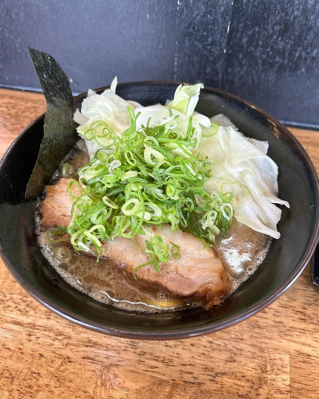 青木定治のインスタグラム：「佐久のカインズに来るたびに気になっていたラーメン屋さん！豚骨醤油、とろとろ厚切りチャーシュー、名産のキャベツも！かなり美味しいです！ #ラーメン」