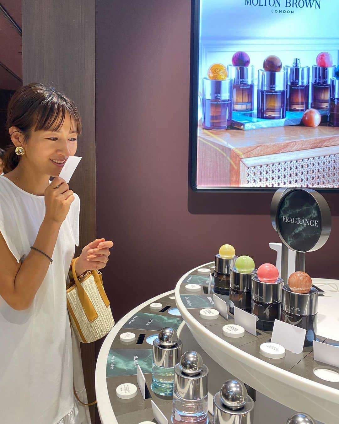 前田有紀のインスタグラム：「神戸BAL @kobe_bal に明日からオープンするMOLTON BLOWN @moltonbrownjapan のプレオープンで、gui flowerのお花をお届けしてきました。東京から500km以上かけて運んできたので無事お届けできて感無量🥲 モルトンブラウンの代表的な香り、ジャスミンサンローズやネオンアンバーなどのイメージに合わせて、オレンジで鮮やかなお花をご用意しました。  プレオープンでは、かなりじっくり一つ一つの香りを試してみましたが、スパイシーなペッパー系の香りがすごく好きだと感じました。モルトンブラウンの調香ならではの複雑で華やかな香り、日々を豊かに彩ってくれそうです。 お近くの方はぜひぜひ覗いてみてくださいね。 それにしても神戸の元町・居留地周辺の雰囲気が好きすぎて短い滞在ながらも色々歩き回ってしまった🚶  #モルトンブラウン #神戸BAL #PR」