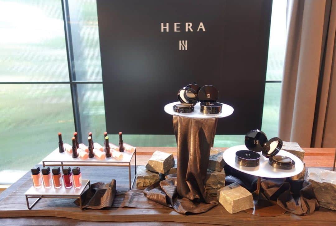 広瀬未花さんのインスタグラム写真 - (広瀬未花Instagram)「韓国・ソウル発のラグジュアリー化粧品ブランド「HERA（ヘラ）」の PRESS PREVIEWにご招待頂きました✨ @herabeauty_official   HERAは、1995年にローンチして以降〝Contemporary Seoul Beauty 〟をコンセプトに、韓国らしい美しさの価値を 世界に発信し続けてきたラグジュアリービューティーブランド。  2023年7月下旬より、ついに日本に初上陸です😊  HERAといえば、クッションファンデのブラッククッションが爆発的人気なことで知られてますよね！ 今らしいセミマットなタイプで、ナチュラルな仕上がりだけどカバー力もしっかりあります♪私もお気に入りです♡  艶感がお好きな方は、時間が経過しても透明感のある輝きを維持してくれる〝グロウクッション〟もオススメです✨(白いコンパクト)  そして、リップもバームタイプとグロスタイプがありますが、どちらも発色が良くてフィット感がありながら保湿もしっかりしてくれます💋  2023年7月19日（水）の＠cosme SHOPPINGでの先行販売スタートを皮切りに、8月2日にZOZOCOSME、@cosme TOKYOラグジュアリーゾーンでの販売が決定しているそうです✨  チェックしてみてね❤️   @herabeauty_official」7月14日 14時09分 - micahirose