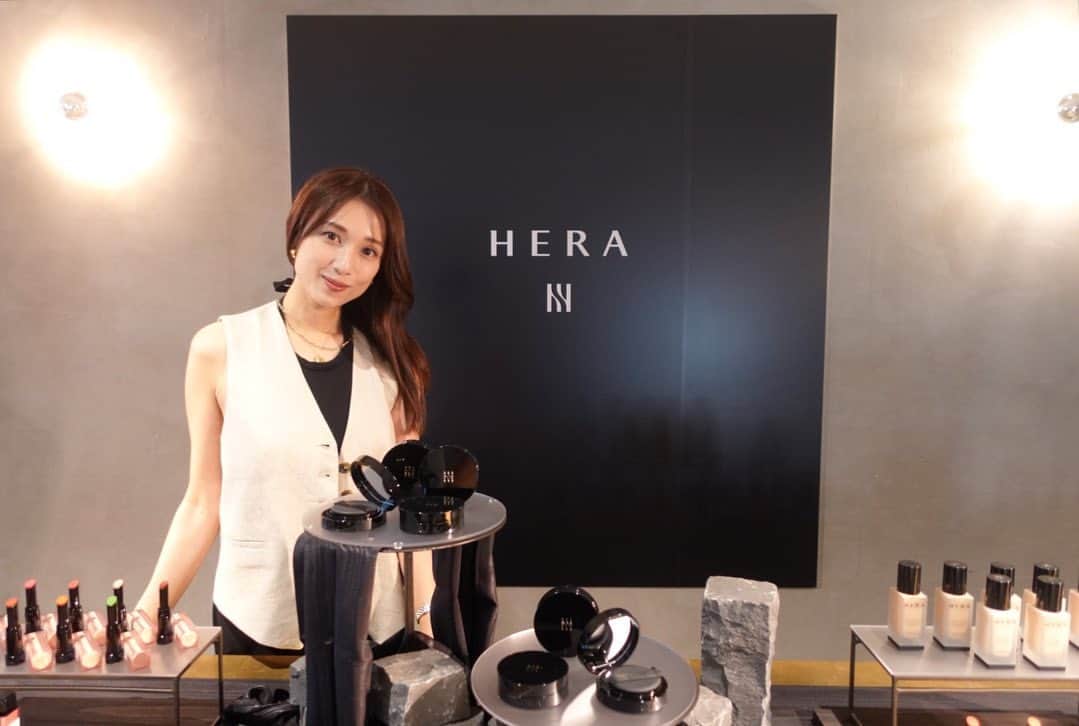 広瀬未花のインスタグラム：「韓国・ソウル発のラグジュアリー化粧品ブランド「HERA（ヘラ）」の PRESS PREVIEWにご招待頂きました✨ @herabeauty_official   HERAは、1995年にローンチして以降〝Contemporary Seoul Beauty 〟をコンセプトに、韓国らしい美しさの価値を 世界に発信し続けてきたラグジュアリービューティーブランド。  2023年7月下旬より、ついに日本に初上陸です😊  HERAといえば、クッションファンデのブラッククッションが爆発的人気なことで知られてますよね！ 今らしいセミマットなタイプで、ナチュラルな仕上がりだけどカバー力もしっかりあります♪私もお気に入りです♡  艶感がお好きな方は、時間が経過しても透明感のある輝きを維持してくれる〝グロウクッション〟もオススメです✨(白いコンパクト)  そして、リップもバームタイプとグロスタイプがありますが、どちらも発色が良くてフィット感がありながら保湿もしっかりしてくれます💋  2023年7月19日（水）の＠cosme SHOPPINGでの先行販売スタートを皮切りに、8月2日にZOZOCOSME、@cosme TOKYOラグジュアリーゾーンでの販売が決定しているそうです✨  チェックしてみてね❤️   @herabeauty_official」