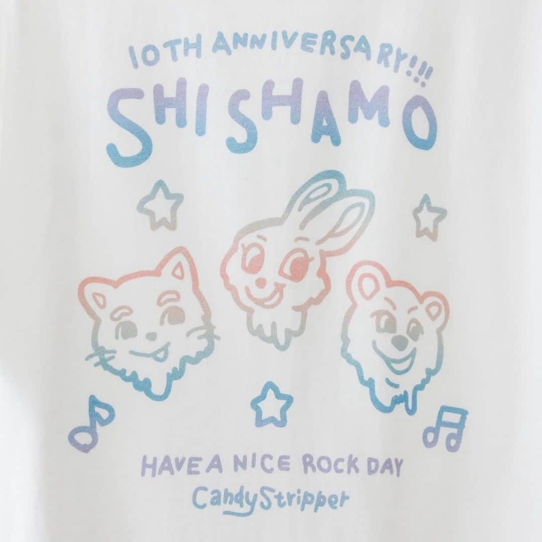 板橋よしえさんのインスタグラム写真 - (板橋よしえInstagram)「. 🎊❣️SHISHAMO × Candy Stripper コラボTシャツ新色発売決定❣️🎊  7/15(土)国立代々木競技場第一体育館 「INSPIRE TOKYO 2023」のマーケット内、 🛒SHISHAMO × Candy Stripper SPECIAL SHOP🛒から SHISHAMO × Candy Strirpper 10th AnniversaryコラボTシャツの新色🌟ホワイト🌟の発売決定!!!  アニマル風な3人のイラストがグラデーションカラーにプリントされた可愛い1枚🌈  ぜひチェックしてください👀✔  #SHISHAMO #candystripper」7月14日 14時06分 - candy_yoshie