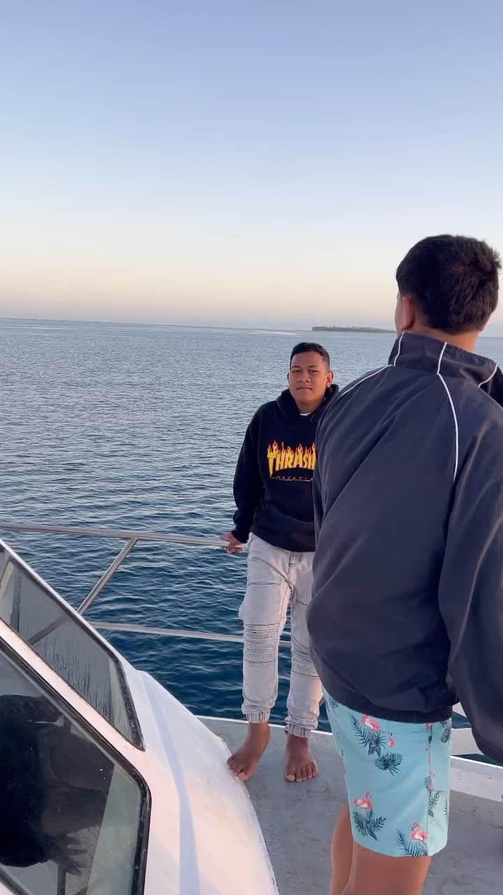 アタアタ・モエアキオラのインスタグラム：「Last cruise with the Famili before going back to work 🇹🇴🌴🚤☀️  @deep_blue_tonga malo aupito🙏,.we all had fun」