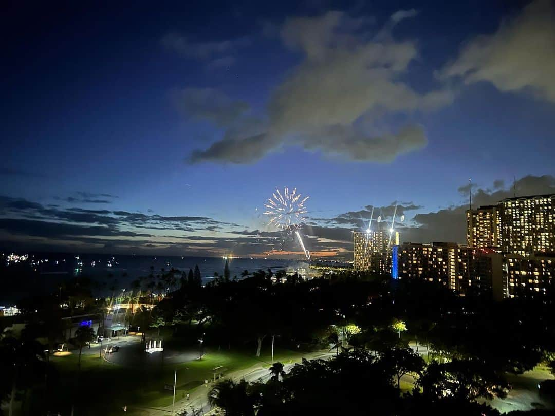 桃さんのインスタグラム写真 - (桃Instagram)「TRUMP HOTEL @trumpwaikiki のベランダから見る、ワイキキ金曜夜の花火が最高すぎた…🥲✨ 2枚目は動画！！ MARKETで買い出ししたものをキッチンで軽く調理して、ベランダでみんなで花火を観ながらごはん…最高すぎた😭 花火って斜めにうちあがるんだ？！って見えるほど近い距離で見れて、感激。 興奮する弟（1歳2ヶ月）と、クールを決め込む兄。（2歳2ヶ月）  #trumphotel @trumpwaikiki #ハワイ #ワイキキ花火 #supportedbynewt @newt_guide @newt.travel #newtでハワイ旅」7月14日 14時11分 - momo.official