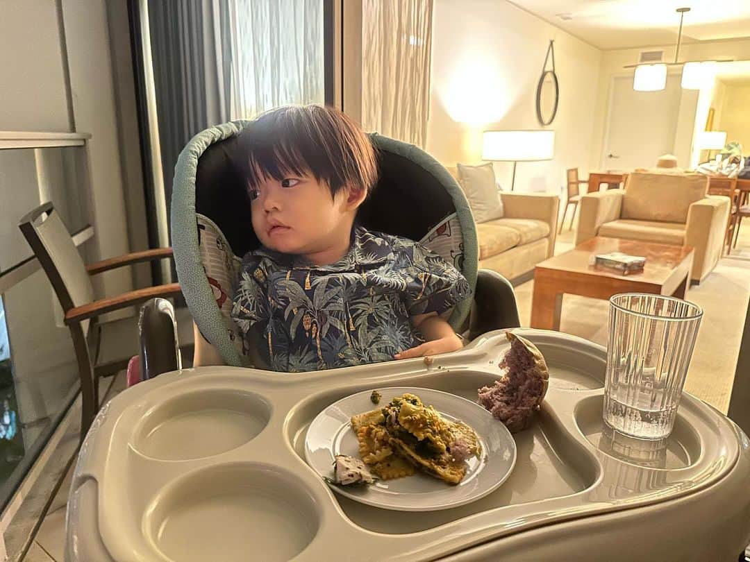 桃さんのインスタグラム写真 - (桃Instagram)「TRUMP HOTEL @trumpwaikiki のベランダから見る、ワイキキ金曜夜の花火が最高すぎた…🥲✨ 2枚目は動画！！ MARKETで買い出ししたものをキッチンで軽く調理して、ベランダでみんなで花火を観ながらごはん…最高すぎた😭 花火って斜めにうちあがるんだ？！って見えるほど近い距離で見れて、感激。 興奮する弟（1歳2ヶ月）と、クールを決め込む兄。（2歳2ヶ月）  #trumphotel @trumpwaikiki #ハワイ #ワイキキ花火 #supportedbynewt @newt_guide @newt.travel #newtでハワイ旅」7月14日 14時11分 - momo.official