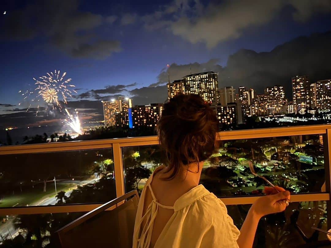 桃のインスタグラム：「TRUMP HOTEL @trumpwaikiki のベランダから見る、ワイキキ金曜夜の花火が最高すぎた…🥲✨ 2枚目は動画！！ MARKETで買い出ししたものをキッチンで軽く調理して、ベランダでみんなで花火を観ながらごはん…最高すぎた😭 花火って斜めにうちあがるんだ？！って見えるほど近い距離で見れて、感激。 興奮する弟（1歳2ヶ月）と、クールを決め込む兄。（2歳2ヶ月）  #trumphotel @trumpwaikiki #ハワイ #ワイキキ花火 #supportedbynewt @newt_guide @newt.travel #newtでハワイ旅」