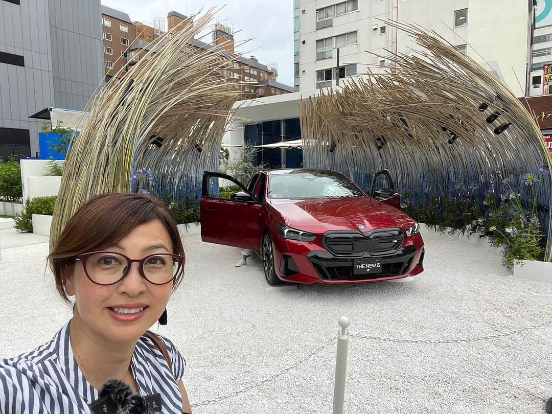 吉田由美のインスタグラム：「BMW 新型5シリーズ発表！ こちらは「BMW i5 M60 xDrive」  東京　表参道 「FREUDE by BMW – THE GARDEN」にて、本日から公開でーす❗️  ① https://youtu.be/pnErKUFGwKU  ② https://youtu.be/ceg-RxleZS4  ③ https://www.youtube.com/live/_mVpPdHh2OU?feature=share  #BMWi5 #FREUDEbyBMWTHEGARDEN #吉田由美ちゃんねる　#吉田由美　#yumiyoshida」