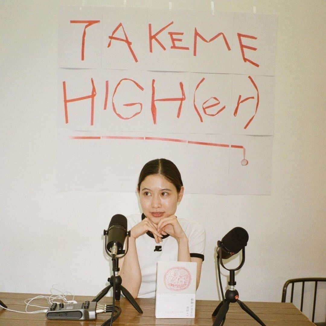 前田エマさんのインスタグラム写真 - (前田エマInstagram)「take me high(er)のPodcast 2回目が配信されたよ！！  こんなに思い切り話せる場所がある喜び！！ そして小説 #動物になる日 を出版して1年！ ハルちゃんの読書感想を、みなさんにも聞いてほしいな！ ミヤが撮ってくれた写真、楽しすぎて、たくさん載せちゃう♡   @higher_magazine @hahaharu777  @38uia」7月14日 14時20分 - emma_maeda