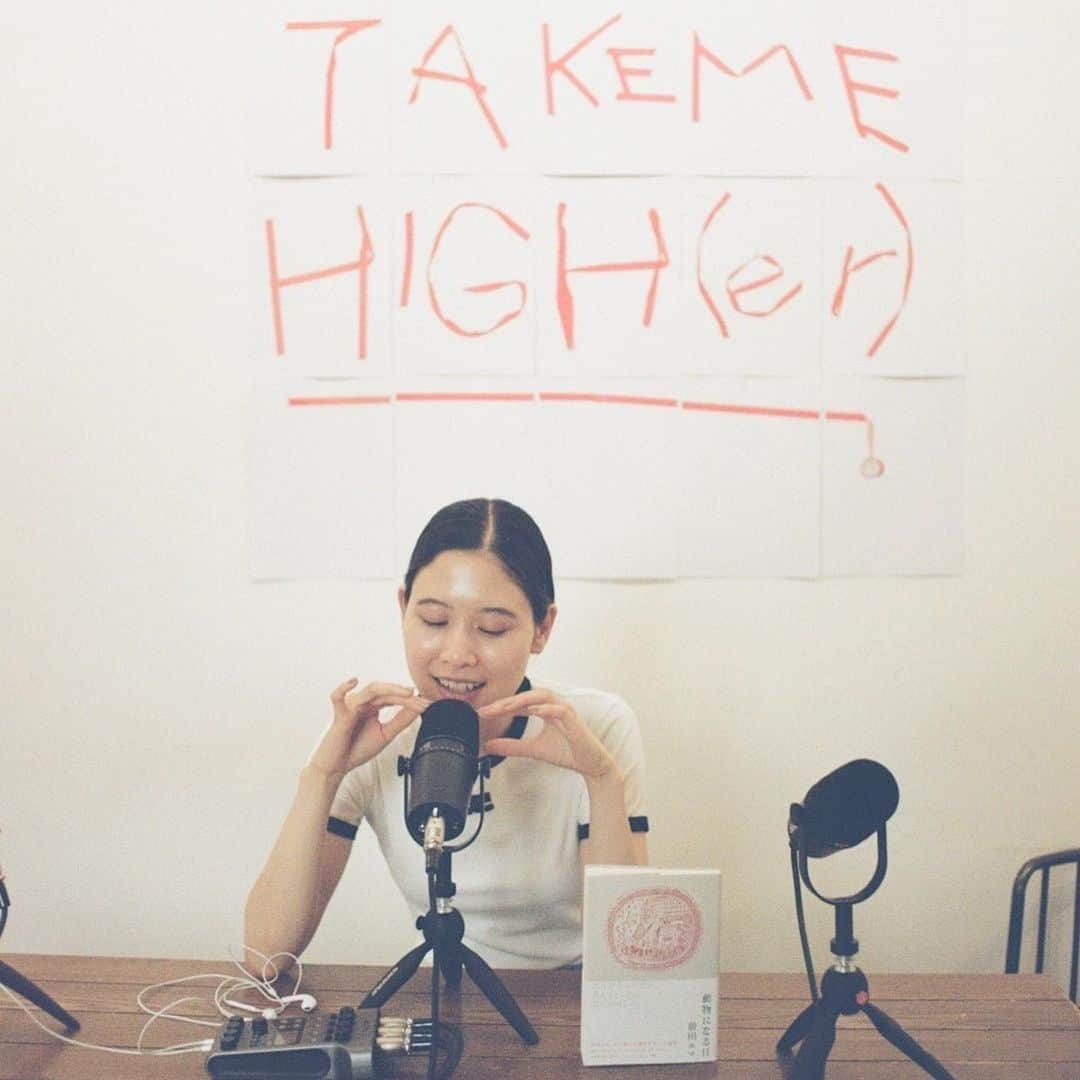 前田エマさんのインスタグラム写真 - (前田エマInstagram)「take me high(er)のPodcast 2回目が配信されたよ！！  こんなに思い切り話せる場所がある喜び！！ そして小説 #動物になる日 を出版して1年！ ハルちゃんの読書感想を、みなさんにも聞いてほしいな！ ミヤが撮ってくれた写真、楽しすぎて、たくさん載せちゃう♡   @higher_magazine @hahaharu777  @38uia」7月14日 14時20分 - emma_maeda