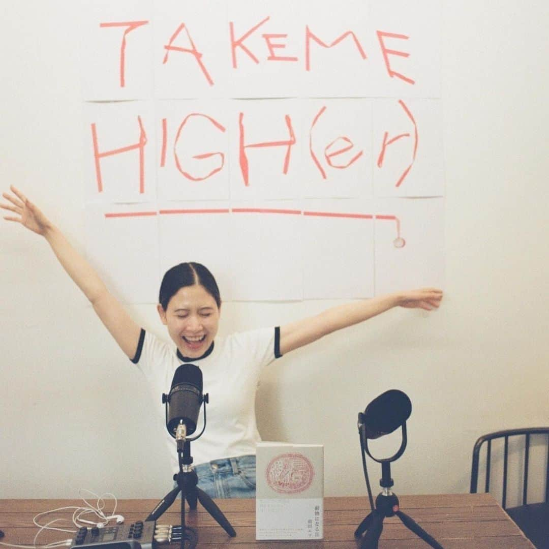 前田エマさんのインスタグラム写真 - (前田エマInstagram)「take me high(er)のPodcast 2回目が配信されたよ！！  こんなに思い切り話せる場所がある喜び！！ そして小説 #動物になる日 を出版して1年！ ハルちゃんの読書感想を、みなさんにも聞いてほしいな！ ミヤが撮ってくれた写真、楽しすぎて、たくさん載せちゃう♡   @higher_magazine @hahaharu777  @38uia」7月14日 14時20分 - emma_maeda