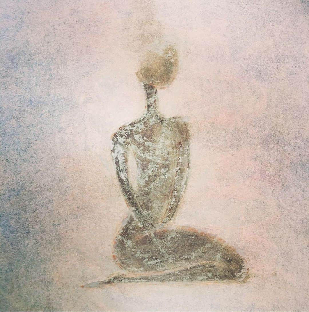 キャサリン ミッシェルのインスタグラム：「I fell in love with this beautiful pastel drawing from artist @claudine.hennebert many moons ago. Always with me everywhere I lived. #seearteveryday #collector #meditate #peaceful #calm #joy #thankyou」