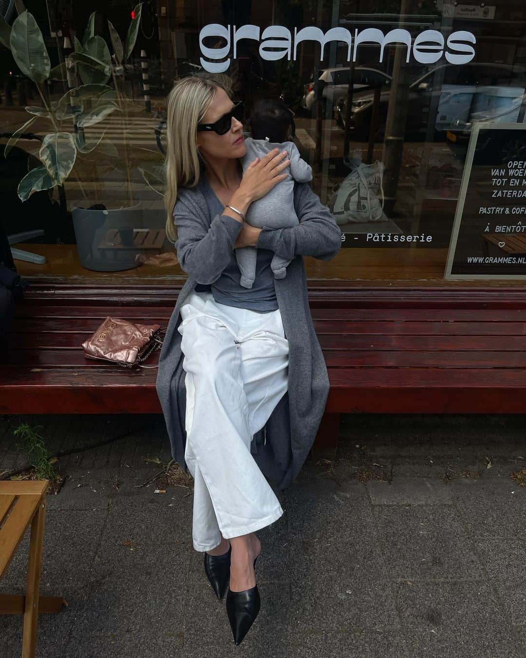 Linda Tolのインスタグラム：「Quality Time (swipe for swimming baby Lila)」