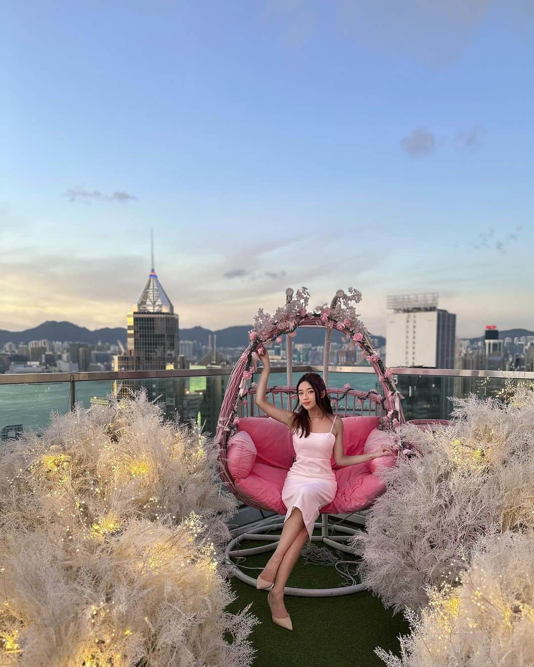 Moanna S.のインスタグラム：「Always love me an accessible, insta-friendly rooftop🤍」