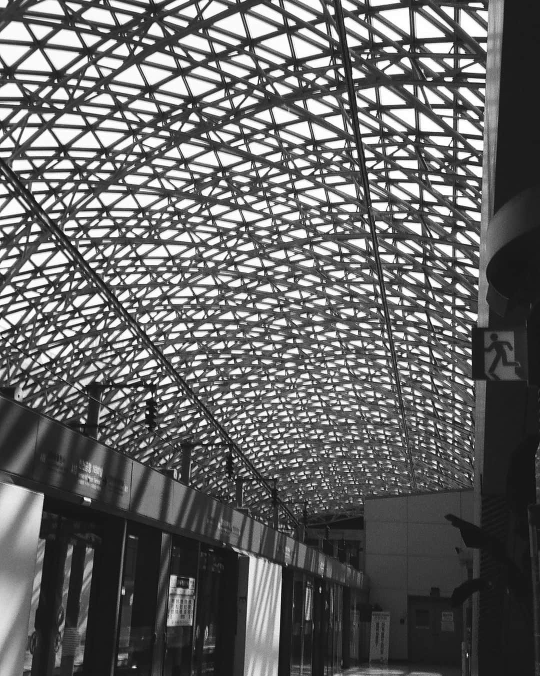 並木一樹のインスタグラム：「韓国旅、rollei35sで初モノクロフィルム  #rollei35s #フィルムカメラ #モノクロフィルム」