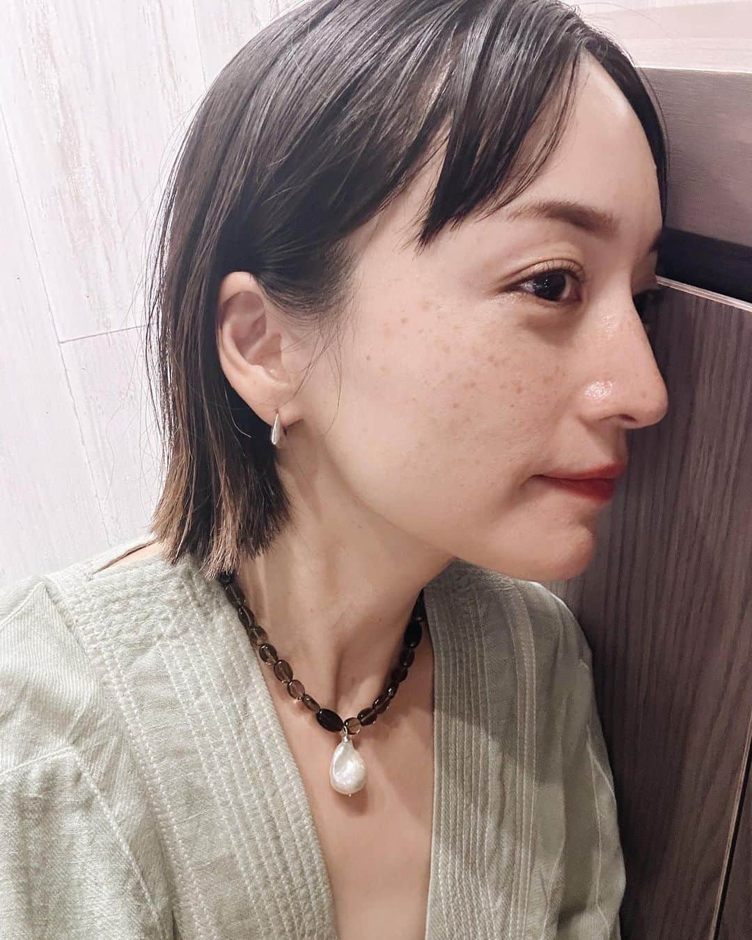 高山都さんのインスタグラム写真 - (高山都Instagram)「気にいると色違いも欲しくなる。 草木染めされたカオスのカフタンワンピース、グリーンも購入しました。 冬に黒や茶色のタートル入れて着るのも絶対可愛い。 リネンにアルパカが混ざってる生地は、肌にまとわりつかず気持ちいいし、一年中着られれるのも追加買いの理由。  真夏でも、冷房の中でお仕事することが多い日は、長袖がちょうど良い。 #都ふく  one-piece @chaos_tokyo.jp  necklace & pierce @r.alagan  bag @prada   胸元や背中が大きく開いた日のインナーは、カップ付きのキャミソールが便利。 今日のは仕事中も着られるベージュの薄手のシルク。 さらさらしてストレスなし。  そして、今日の撮影のヘアメイクさんは @tomoe___nakayama 中山友恵さん。わたし彼女の作るスタイルがとても好きで、今日の感じもすごく素敵でした。 ファンデーション、軽くて薄づきなのにカバー力もあるから、たずねてみたら @rimmellondon_jp でした。 真似して買ってみよ。 アイシャドウは @rmkofficial の秋の新作。これも使いやすそうで真似したい。 現場でのプロの技達に、いつも刺激を受けるのです。」7月14日 15時10分 - miyare38