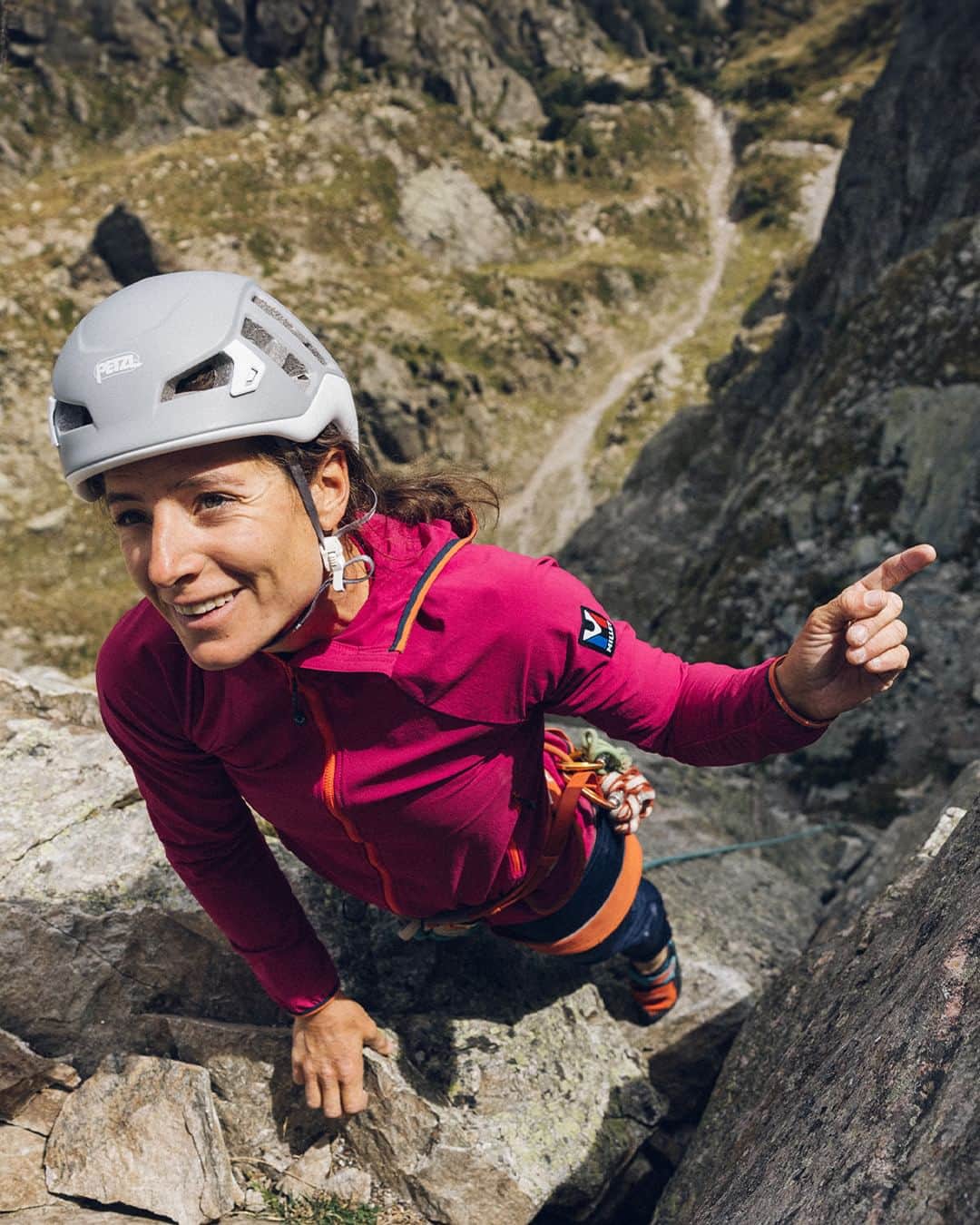 ミレーのインスタグラム：「🇫🇷 Cocorico! Happy National Day!  Let's meet up at the foot of the climbing cliffs! 🎉  © @matt_georges  Athlete | @aurelialanoe  . . . #MILLET」