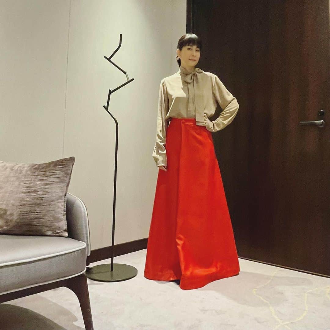 内田恭子さんのインスタグラム写真 - (内田恭子Instagram)「こんにちは。  今日は少し過ごしやすいですね。身体がホッとしているのがよく分かります。  さてさて、衣装をご紹介。  個人的には真っ赤なワイドパンツ(スカートに見えるけれど違うのよ)がすっかりお気に入りです。  ワンポーズ目 Blouse: VALENTINO Pants: mtmodelist Jewelry:Buccellati  ツーポーズ目 ONE PIECE: MAX&co Jewelry: MIKIMOTO  #衣装  #valentino  #mtmodelist  #buccellati  #maxandco  #andsmile  #mikimoto  #jewelry  #outfit  #内田恭子  #kyokouchida」7月14日 15時04分 - kyoko.uchida.official