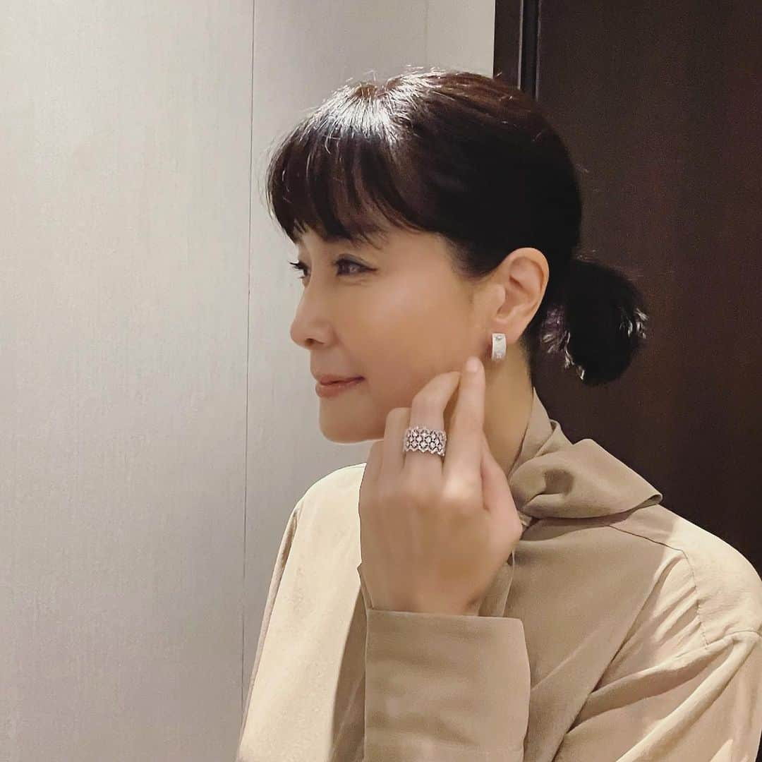 内田恭子さんのインスタグラム写真 - (内田恭子Instagram)「こんにちは。  今日は少し過ごしやすいですね。身体がホッとしているのがよく分かります。  さてさて、衣装をご紹介。  個人的には真っ赤なワイドパンツ(スカートに見えるけれど違うのよ)がすっかりお気に入りです。  ワンポーズ目 Blouse: VALENTINO Pants: mtmodelist Jewelry:Buccellati  ツーポーズ目 ONE PIECE: MAX&co Jewelry: MIKIMOTO  #衣装  #valentino  #mtmodelist  #buccellati  #maxandco  #andsmile  #mikimoto  #jewelry  #outfit  #内田恭子  #kyokouchida」7月14日 15時04分 - kyoko.uchida.official