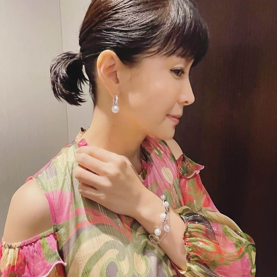 内田恭子さんのインスタグラム写真 - (内田恭子Instagram)「こんにちは。  今日は少し過ごしやすいですね。身体がホッとしているのがよく分かります。  さてさて、衣装をご紹介。  個人的には真っ赤なワイドパンツ(スカートに見えるけれど違うのよ)がすっかりお気に入りです。  ワンポーズ目 Blouse: VALENTINO Pants: mtmodelist Jewelry:Buccellati  ツーポーズ目 ONE PIECE: MAX&co Jewelry: MIKIMOTO  #衣装  #valentino  #mtmodelist  #buccellati  #maxandco  #andsmile  #mikimoto  #jewelry  #outfit  #内田恭子  #kyokouchida」7月14日 15時04分 - kyoko.uchida.official