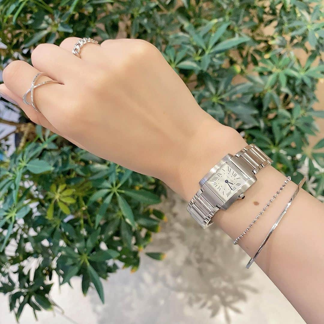 のインスタグラム：「【Oeau】 …………………………………………  Oeauのジュエリーと カルティエ　タンクフランセーズの コーディネート💫  …………………………………………  素材と着け心地にこだわっているOeauは、 重ね着けでコーディネートされるのも素敵です！  カルティエの中でも高い人気を誇る タンク フランセーズ。 シンプルで飽きのこないデザインが魅力で、 年齢を問わず日常のあらゆるシーンに寄り添う 永遠の定番ウォッチです✨  #oeau #oeau_jewelry  #オー #ホワイトゴールド #ブレスレット #リング #cartier  #カルティエ #タンクフランセーズ #カルティエタンク #カルティエ時計 #bijouxthreec  #ビジュースリーク #新潟 #古町」