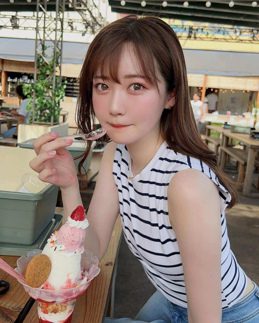 麦さんのインスタグラム写真 - (麦Instagram)「. . ⚠︎前髪事故 . . 新宿ルミネ1の屋上にあるBBQ🍖 行ってきたよ〜＾＾ 今年初のBBQ!!! @hello_beergarden  . 持ち物不要で全て揃ってるの😌 ワールドトリップコースの 飲み放題付きでお腹いっぱい食べれた🎶 . 映えスポットもたくさんあって 屋根もあるから風が気持ちよかったよ🌻🌻 . この日36度とかで 汗だくになりながらお肉焼いて 夏を感じた〜🏄‍♀️🏄‍♀️ . . . . . . . #新宿バーベキュー #新宿ビアガーデン #東京バーベキュー #東京ビアガーデン #新宿グルメ #PR #新宿 #shinjuku #ミディアム #夏カラー #アッシュベージュ #アッシュ #ベージュカラー #カラコン #ナチュラルメイク #肌質改善 #zara #ボーダー #ノースリーブ #乃木坂46 #夏コーデ #dior #japan #japanesegirl #BBQ」7月14日 15時18分 - _naa525_