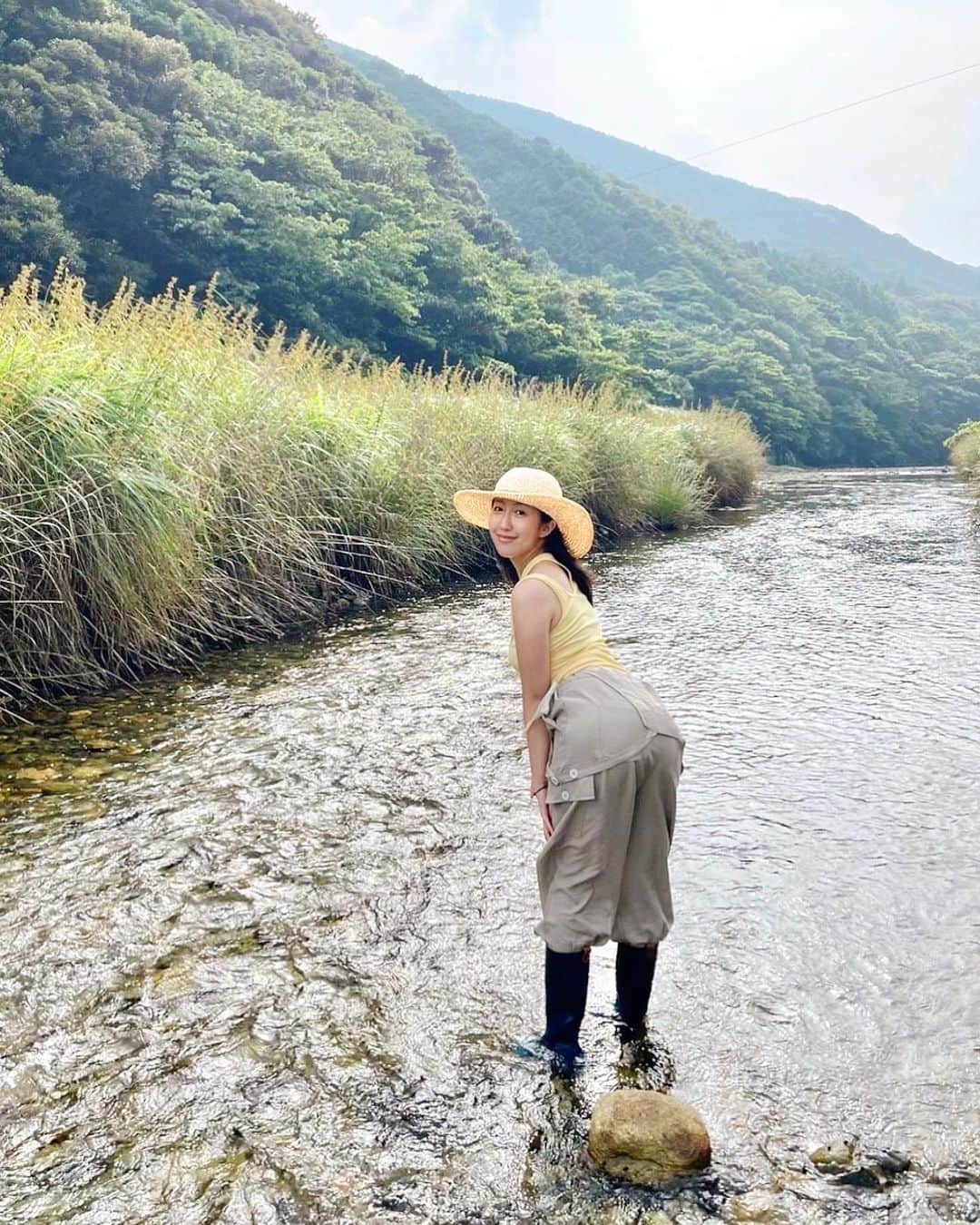 井上茉倫（月神まりな）さんのインスタグラム写真 - (井上茉倫（月神まりな）Instagram)「これも寄り道した川🚣🏻‍♀️ どこでも生き延びれそう🫣  長靴無敵。笑」7月14日 15時18分 - inoue_marin