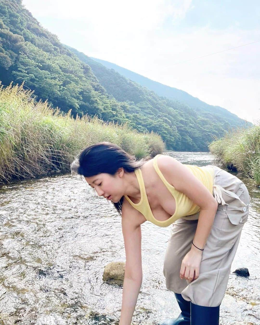 井上茉倫（月神まりな）のインスタグラム：「これも寄り道した川🚣🏻‍♀️ どこでも生き延びれそう🫣  長靴無敵。笑」