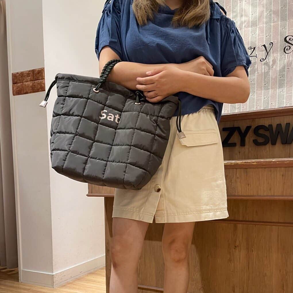 のインスタグラム：「昨シーズン大人気だったキルティングバックが入荷しました💐  見た目も可愛いのはもちろん！ ハンドルとショルダー2wayでご利用いただけます😍  軽くて容量もバッチリ入ります👌  新色のパープル・ブルーも是非チェックして下さい👀✨  color:black,dark gray,light gray,khaki,blue,purple ,Ivory price:¥6,490(税込)  #LazySwan #レイジースワン #東急プラザ #tokyuplaza #東急プラザ蒲田 #蒲田 #Tokyo #東京 #カジュアルコーデ #あしもと倶楽部 #bag #バッグ #キルティングバッグ #TRIDEEP #カジュアルバッグ #カジュアルコーデ #ハンドバッグ #ショルダーバッグ #軽量バッグ #おしゃれさんと繋がりたい #2023aw #秋 #bag #バッグ #秋鞄#曜日バッグ」