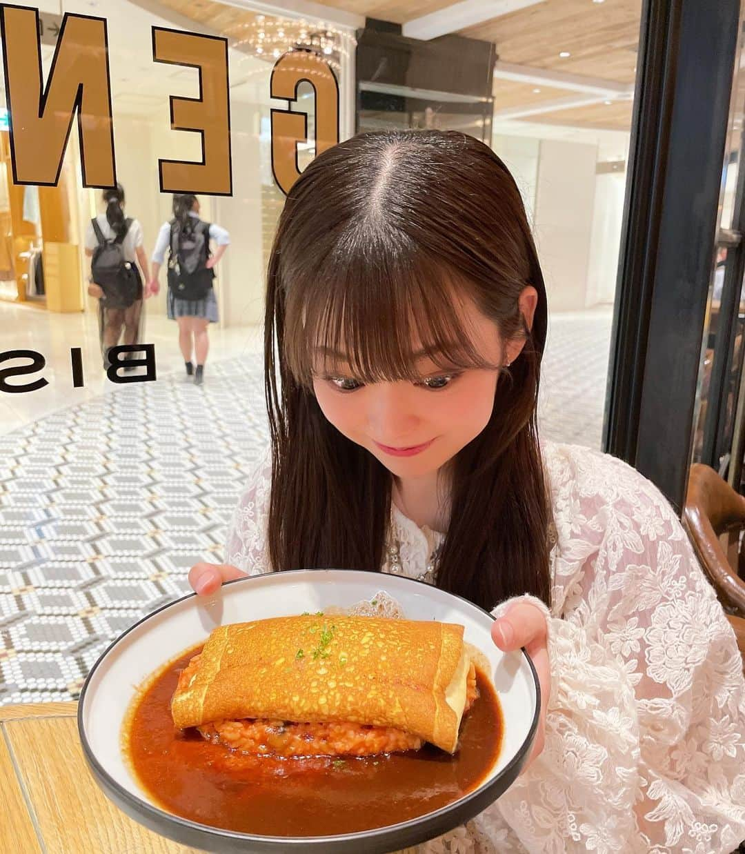 白石真菜さんのインスタグラム写真 - (白石真菜Instagram)「オムライス食べました🍅🍳🍚 美味しかったです〜！！  みんなは、オムライスといえばトロトロ派？カチカチ派？💭   #白石真菜 #しーまな #オムライス #新宿オムライス #新宿三丁目 #新宿ランチ」7月14日 15時19分 - shiraishi_mana47