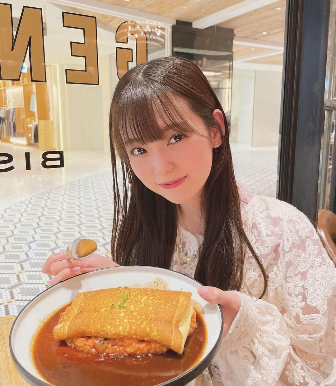 白石真菜のインスタグラム：「オムライス食べました🍅🍳🍚 美味しかったです〜！！  みんなは、オムライスといえばトロトロ派？カチカチ派？💭   #白石真菜 #しーまな #オムライス #新宿オムライス #新宿三丁目 #新宿ランチ」